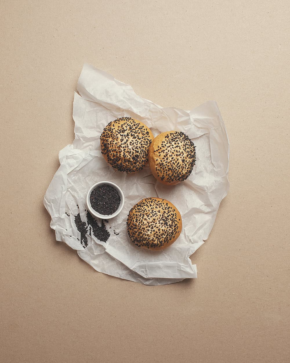 მინი მრგვალი პური შავი სეზამით 45გრ